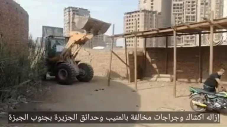 محافظة الجيزة تزيل أكشاك مخالفه وجراجات متعدية علي الطريق العام بالمنيب