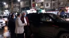 حتى منتصف الليل ميدانياً .. محافظ الجيزة يتابع شفط مياه الأمطار بشارع ترسا وخاتم المرسلين .. تعليمات مشددة لرؤساء الاحياء والمراكز والمدن بالتواجد الميداني ومراجعة دورية لاعمدة الانارة وكابلات الكهرباء