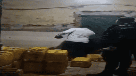 يتاجر بأرواح الناس من أجل حفنة من المال الحرام .. ضبط مصنع يقوم بتجميع الزيوت المستخدمة من المطاعم لتصنيع الطحينة فى الجيزة