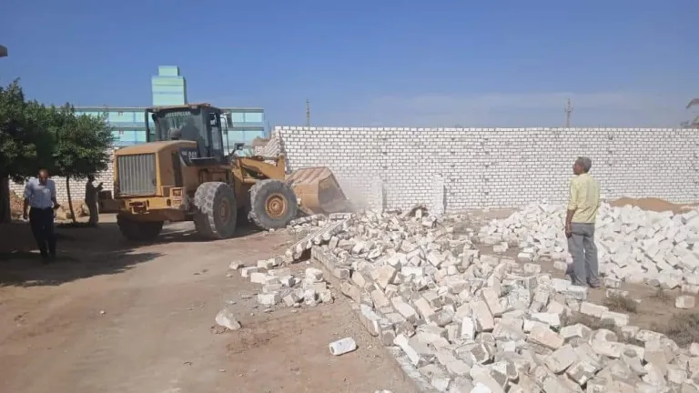 محافظة الجيزة تزيل ٤٥ حاله تعدي علي أراضي زراعية بمنشأة القناطر والبدرشين وأطفيح