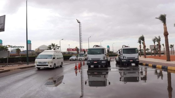 مياه البحر الأحمر تسحب تجمعات الأمطار وتواصل اعلان حالة الطوارئ