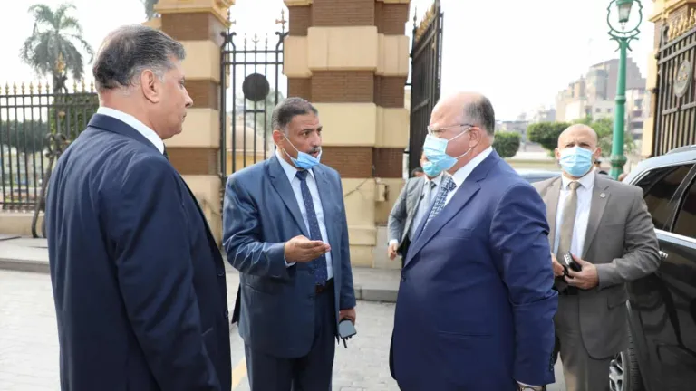 محافظ القاهرة يتابع دخول العاملين لديوان عام المحافظة بعد التأكد من حصولهم على لقاح فيروس كورونا