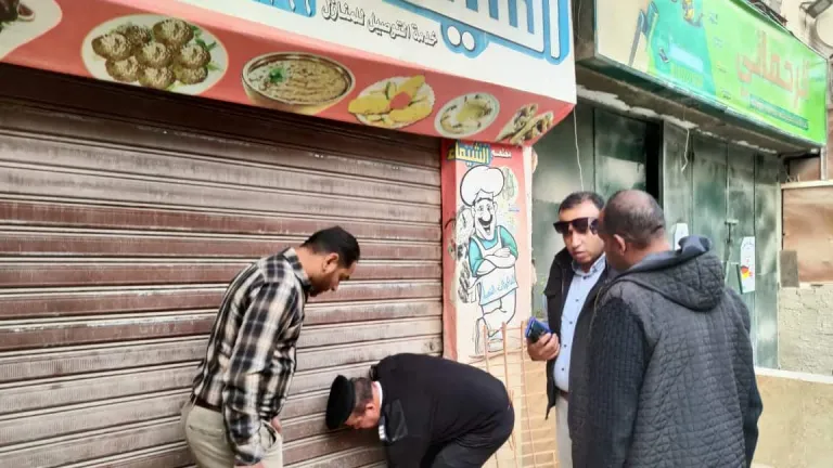 محافظة الجيزة .. غلق وتشميع ٢٥ مقهي ومطعم ومحل مخالف .. حملات مكبرة علي التوك توك