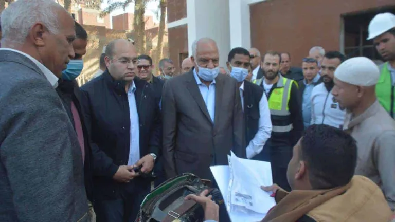 لمدة 6 ساعات .. جولة تفقدية لمحافظ الجيزة ونائبه بمركزي الصف واطفيح ضمن مشروعات "مبادرة حياة كريمة" .. هذا اهم ما جاء فيها