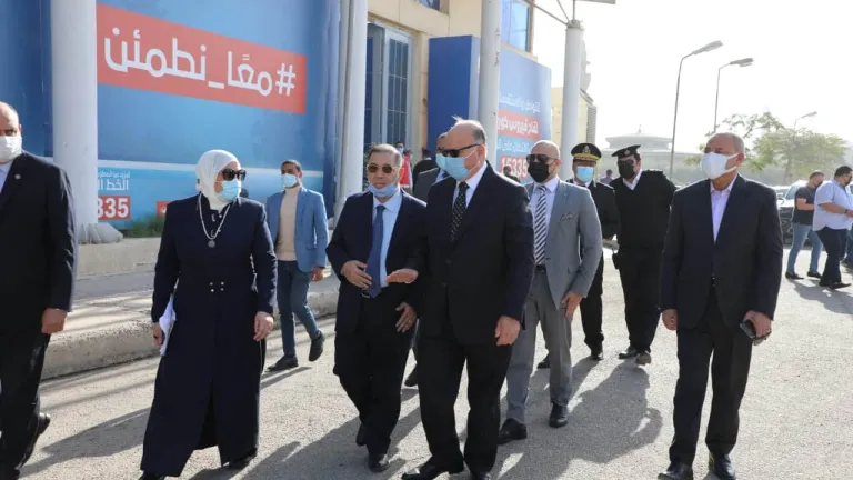 محافظ القاهرة يتابع التسهيلات المقدمة للمواطنين  لحصولهم على لقاح فيروس كورونا بمركز التطعيم الرئيسى بمدينة نصر