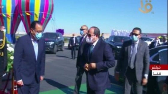 الرئيس السيسى المليارات اللى بتتصرف على الطرق زى “ورق الكوتشينه” .. يرد على وزير النقل فيه تحصيل على الخدمات الامنية