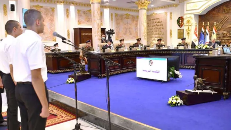 بنفسة .. السيسى يختبر الطلبة الجدد المتقدمين للالتحاق بالكليات والمعاهد العسكرية بكشف الهيئة .. هذه توصياته لهم