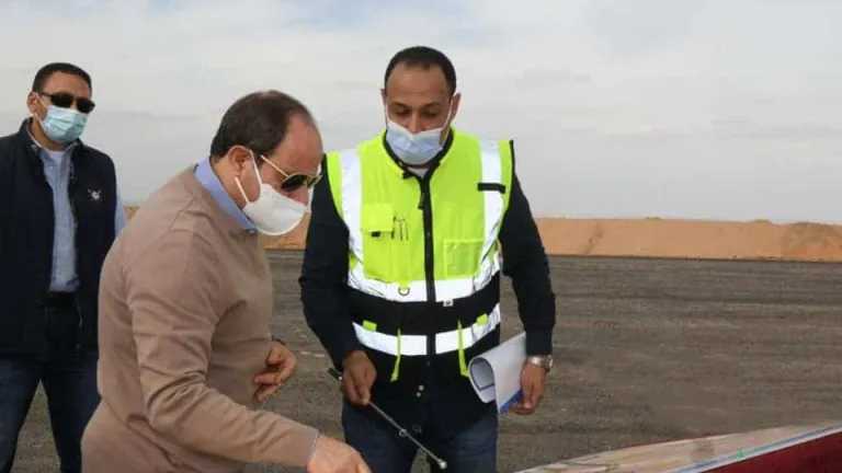 السيسى يتفقد سير الأعمال الجارية بعدد من مشروعات شبكة الطرق الجديد .. يتحاور مع بعض المواطنين ويلبى طالبتهم