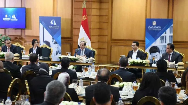 السيسى يشارك فى إفطار جماعى مع الطلاب وهيئة التدريس والعاملين بجامعة كفر الشيخ .. يجرى حوار مفتوح هذا اهم ما جاء فيه