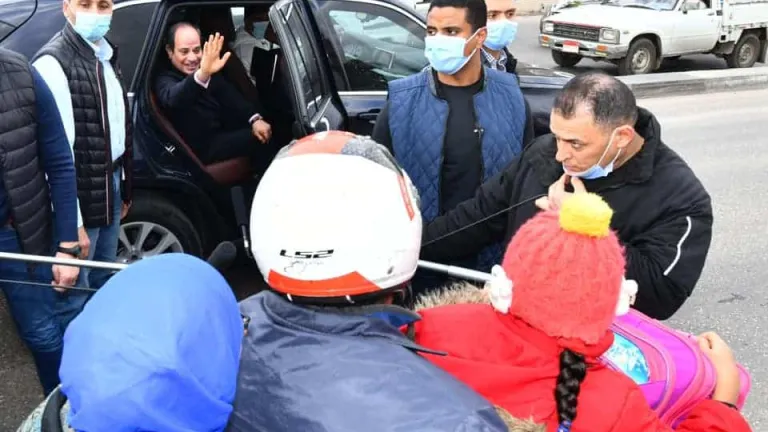 شاهد بالصور .. السيسي يستجيب لعمال ورش الفخار بمصر القديمة ويستمع لشكاوهم (صور)
