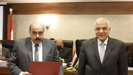 لحصول المحافظة علي المركز  الأول .. محافظ الجيزة يُكرم السكرتير العام والعاملين بمركز معلومات ودعم إتخاذ القرار