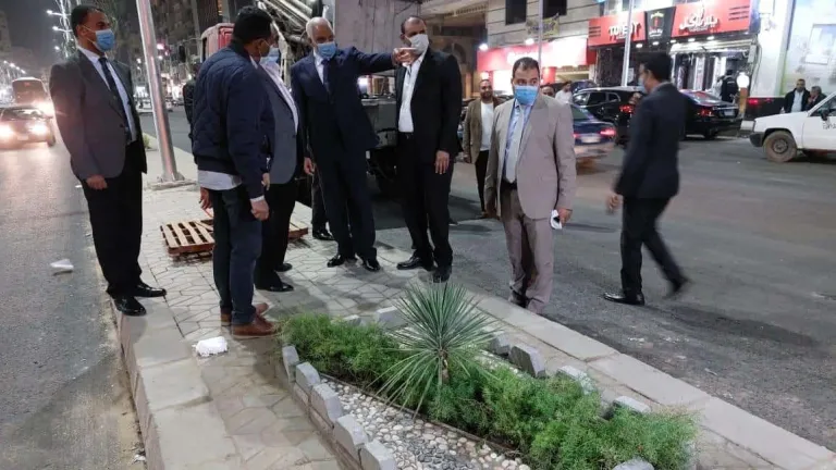 خلال جوله مسائية ..  توجيهات هامة من محافظ الجيزة لرئيس حى جنوب ومديرية الطريق .. يلتقى بالمواطنين لمعرفة مشاكلهم