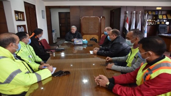 لهذه الاسباب .. رئيس القابضة للمياه يجتمع مع قيادات الصرف الصحى بالاسكندرية