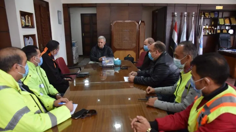 لهذه الاسباب .. رئيس القابضة للمياه يجتمع مع قيادات الصرف الصحى بالاسكندرية