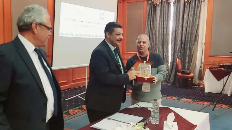 تكريم مدير العلاقات العامة والإعلام فى ختام المؤتمر الخامس عشر للإستخدامات السلمية للطاقة الذرية