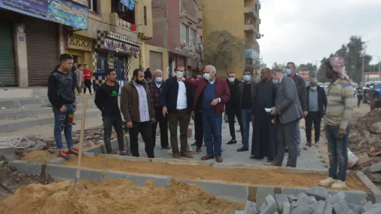 بعد إزاله أماكن تربيه المواشي منها .. إنشاء أرصفه مشاه بشارع البحر الأعظم .. المحافظ يشدد علي أصحاب المحال والجزارة بعدم التكرار