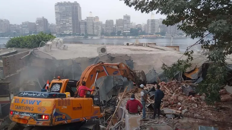 لحجبها الرؤيا .. محافظة الجيزة تزيل منشأت مخالفه بنادي المعلمين فى شارع البحر الأعظم
