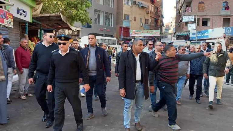 حملة مكبرة لرفع الباعه الجائلين بمحيط محطه مترو الجيزة وأخرى بأوسيم