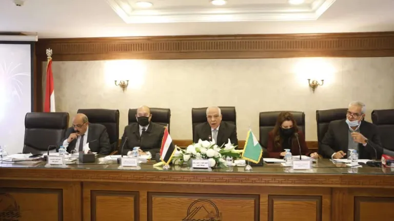 استعدادا لامتحانات نصف العام .. راشد يعطى توجيهات هامه لوكيل وزارة التربية والتعليم بالجيزة ورؤساء الاحياء والمركز والمدن .. هذا أهم ما جاء فيها