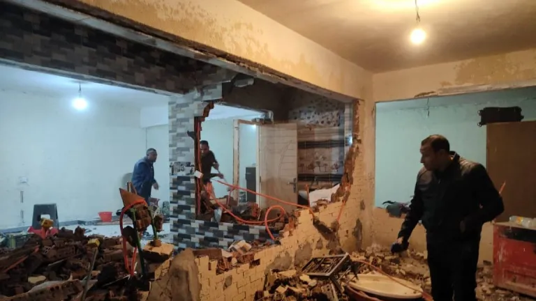 الجيزة تضبط وتزيل اعمال تحويل جراجات لمحلات بحدائق الاهرام