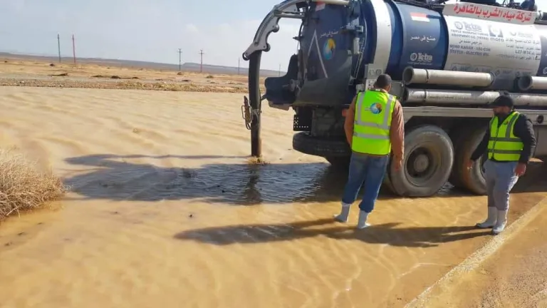 القابضة للمياه الدفع بسيارات ومعدات من القاهرة والجيزة لسرعه الانتهاء من سحب مياه الأمطار برأس غارب