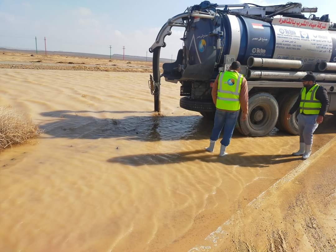 القابضة للمياه الدفع بسيارات ومعدات من القاهرة والجيزة لسرعه الانتهاء من سحب مياه الأمطار برأس غارب