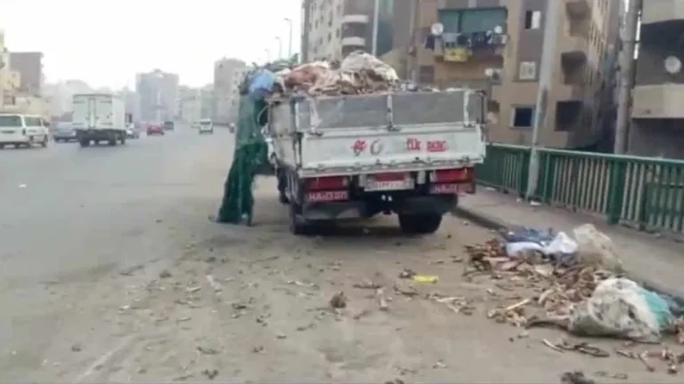 الجيزة ضبط سيارات تلقى بالمخلفات بالطريق بهذه المناطق