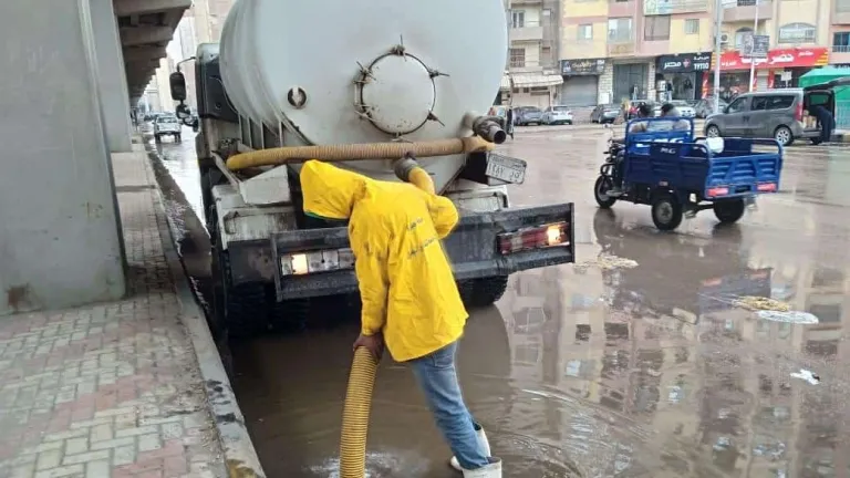 الجيزة تدفع بمعداتها لشفط مياه الأمطار من البؤر الساخنة