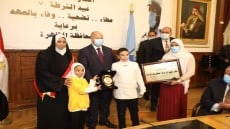 محافظ القاهرة يكرم عددا من أسر الشهداء والمصابين من رجال الشرطة تخليداً لذكراهم 