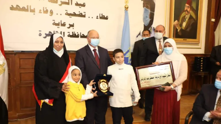 محافظ القاهرة يكرم عددا من أسر الشهداء والمصابين من رجال الشرطة تخليداً لذكراهم 