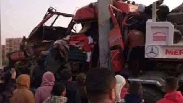 تصادم سيارة محملة بمواد بترولية بأخرى على الدائري الأوسطي