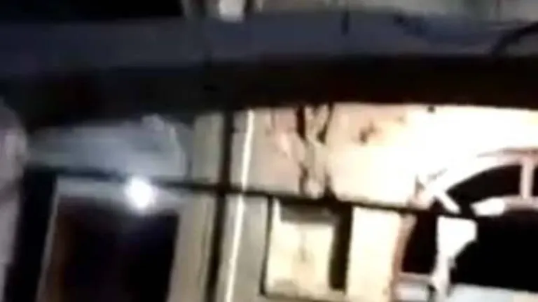 يقومون بالبناء خلسة فى منتصف الليل .. فوجئوا برجال المحافظة امامهم لايقاف اعمال التشييد وصب اسقف لعقار مخالف بالصف
