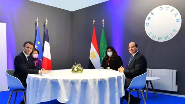 السيسى يلتقى بنظيره الفرنسى في مدينة بريست .. هذا أهم ما جاء فى اللقاء