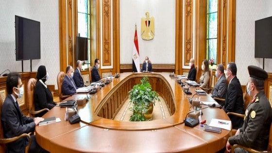 لجذب الاستثمارات المباشرة .. السيسى يتابع خطة الحكومة لبرنامج الطروحات .. يوجه بتعميق التصنيع الوطني للسيارات الكهربائية