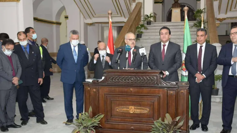 وزير التعليم العالي ورئيس جامعة القاهرة يتفقدان الحرم الجامعي والمدينة الجامعية لمتابعة انتظام سير العملية التعليمية