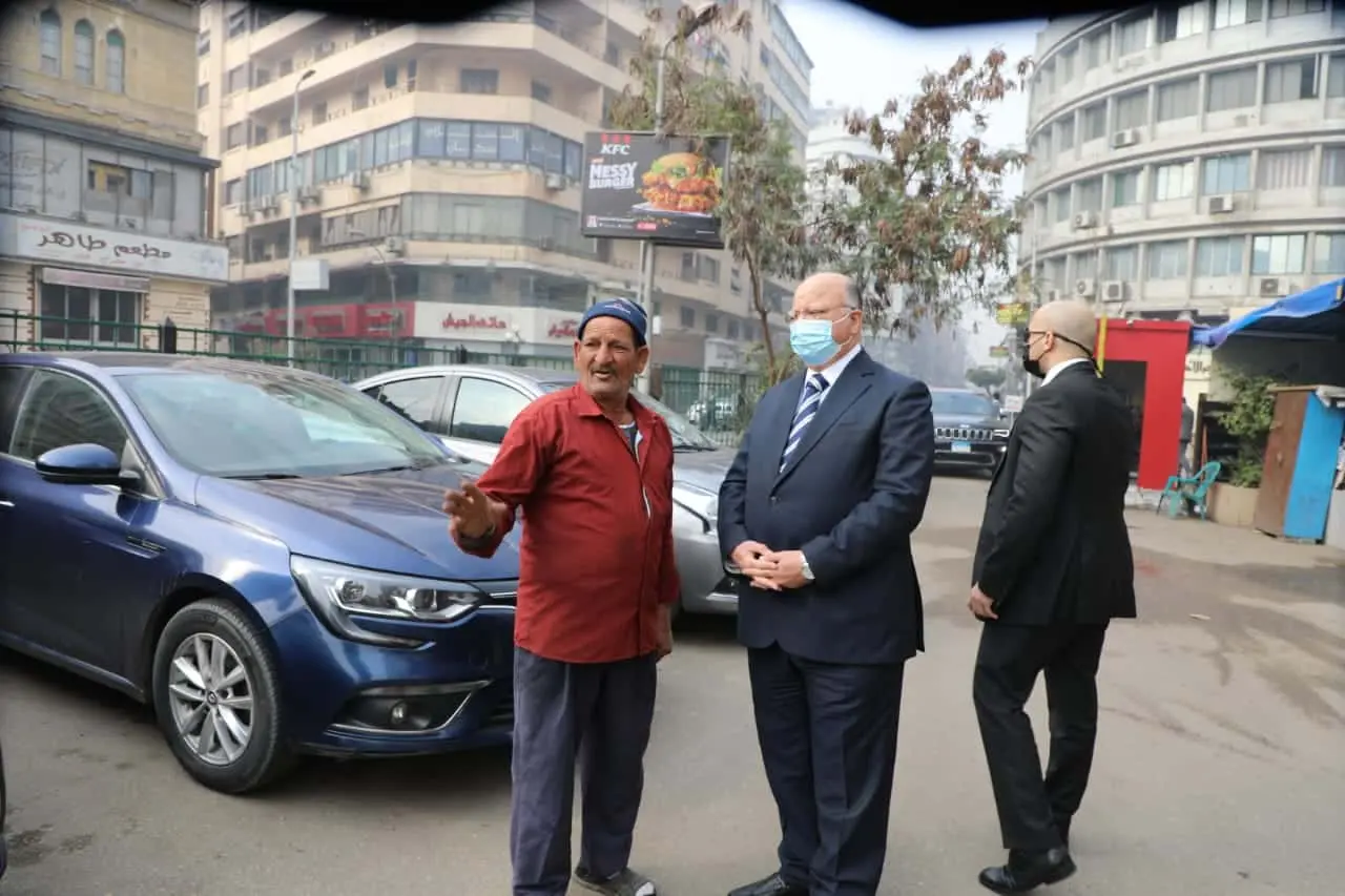 محافظ القاهرة يتفقد ساحات إنتظار السيارات بوسط المدينة لمتابعة الالتزام بتعريفة الانتظار