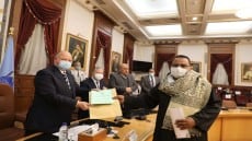 محافظ القاهرة يسلم ٢١ عقدا موثقا لبعض مستثمرى منطقة شق الثعبان الصناعية بعد تقنين أوضاعهم قانونيًا