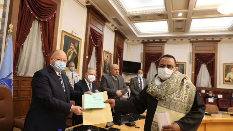 محافظ القاهرة يسلم ٢١ عقدا موثقا لبعض مستثمرى منطقة شق الثعبان الصناعية بعد تقنين أوضاعهم قانونيًا