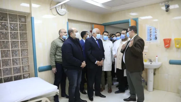 محافظ الجيزة يستمع للمرضى بمستشفى ابو النمرس .. يعطى توجيهات فورية لوكيل وزارة الصحة