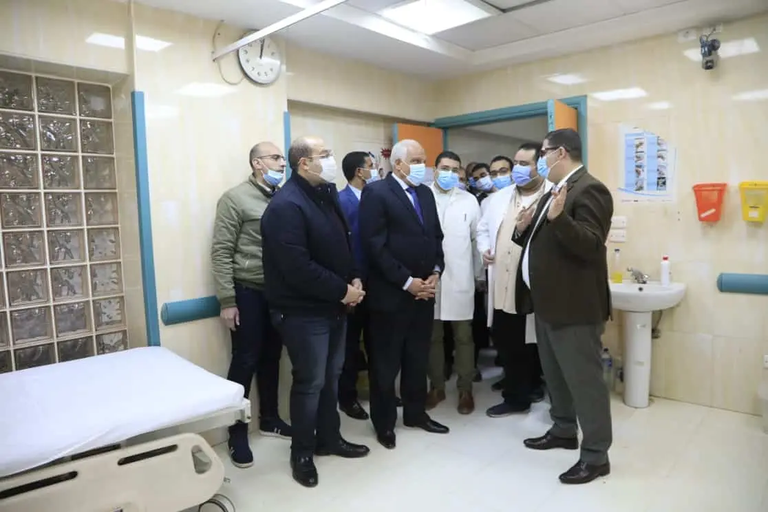 محافظ الجيزة يستمع للمرضى بمستشفى ابو النمرس .. يعطى توجيهات فورية لوكيل وزارة الصحة