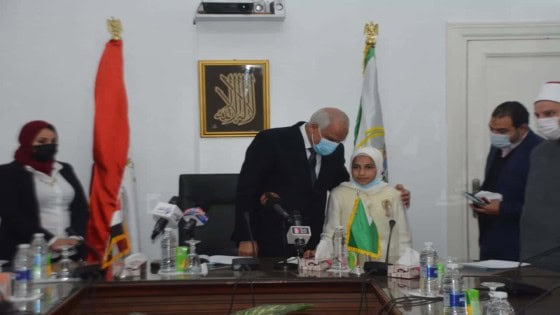 محافظ الجيزة يُكرم الطفله شيرين محمد لحصولها على المركز الأول في المسابقة العالمية لحفظ القرأن الكريم