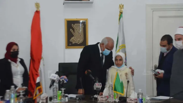 محافظ الجيزة يُكرم الطفله شيرين محمد لحصولها على المركز الأول في المسابقة العالمية لحفظ القرأن الكريم