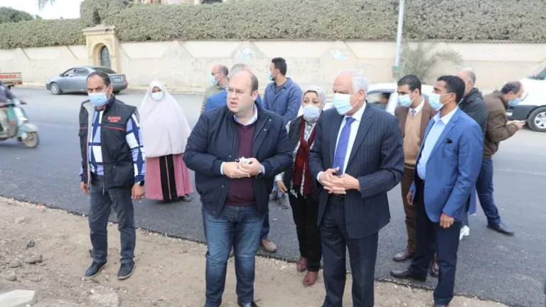محافظ الجيزة يتابع ميدانياً مشروعات الرصف والتطوير الجارية بمراكز أبو النمرس والحوامدية والبدرشين