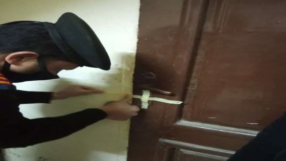 غلق وتشميع منزل تم تحويله لمصنع ملابس فى الجيزة