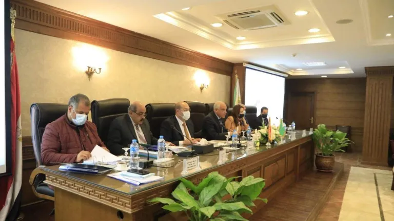 خلال اجتماع المجلس التنفيذى .. توجيهات هامه من محافظة الجيزة لرؤساء الاحياء والمراكز والمدن .. منها ازاله مخالفات البناء في المهد