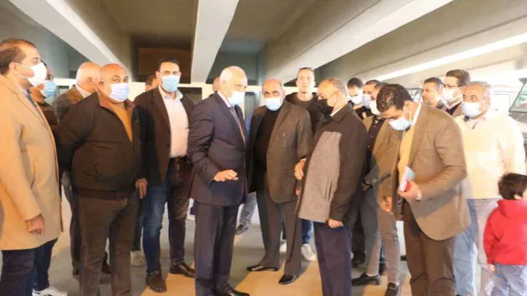 جولة ميدانية لمحافظ الجيزة .. هذا أبرز ما جاء فيها انشاء دورات المياه بالمواقف وساحات الانتظار .. توفير فرص عمل للشباب .. يلتقى بالمواطنين ويلبى طلباتهم .. تعرف على تفاصيل الجولة