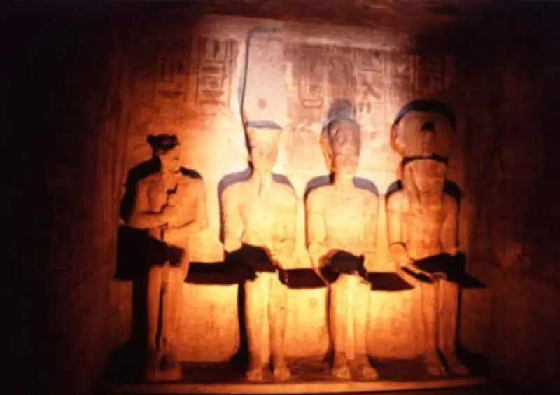 350 فنانًا يروون قصة معبد أبوسمبل فى احتفالية تعامد الشمس