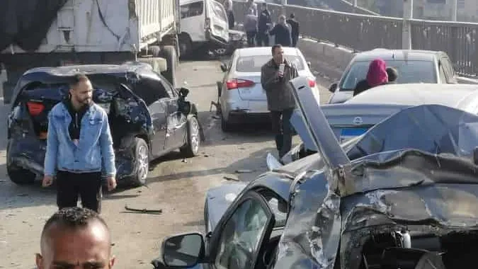 شاهد بالصور .. تصادم تريلا بـ 6 سيارات أعلى الطريق الدائري .. ننشر أسماء المصابين
