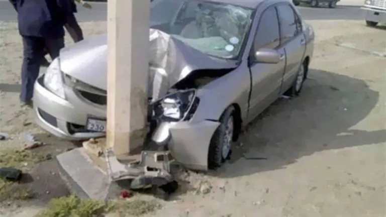 ننشر بالأسماء .. إصابة 4 اشخاص إثر تصادم سيارة بعمود إنارة فى البدرشين