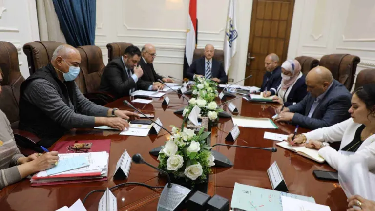 محافظ القاهرة يناقش إجراءات تنفيذ بنود الخطة الاستثمارية ويوجه بالالتزام بتوقيتات الانتهاء من المشاريع